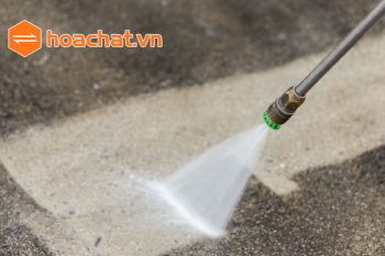 Hóa chất tẩy rửa công nghiệp là gì? Công dụng và những lưu ý khi sử dụng